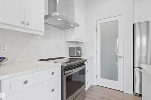 2631 Donaghey Crescent, Edmonton, AB - Indoor Photo Showing Kitchen