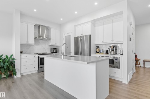 2631 Donaghey Crescent, Edmonton, AB - Indoor Photo Showing Kitchen With Upgraded Kitchen