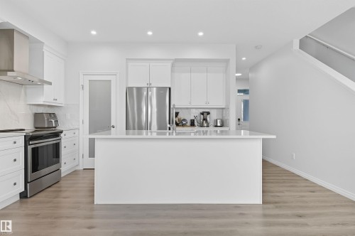 2631 Donaghey Crescent, Edmonton, AB - Indoor Photo Showing Kitchen With Upgraded Kitchen