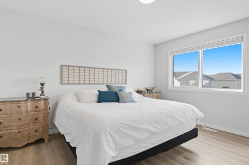 2631 Donaghey Crescent, Edmonton, AB - Indoor Photo Showing Bedroom