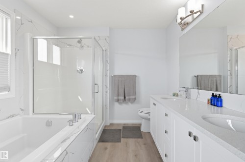 2631 Donaghey Crescent, Edmonton, AB - Indoor Photo Showing Bathroom