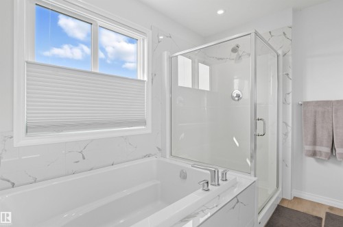2631 Donaghey Crescent, Edmonton, AB - Indoor Photo Showing Bathroom