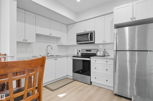 2631 Donaghey Crescent, Edmonton, AB - Indoor Photo Showing Kitchen