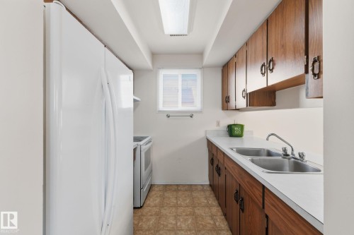 181 Lancaster Terrace, Edmonton, AB - Indoor Photo Showing Kitchen With Double Sink