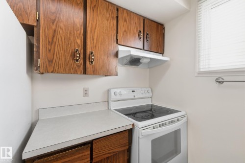 181 Lancaster Terrace, Edmonton, AB - Indoor Photo Showing Kitchen