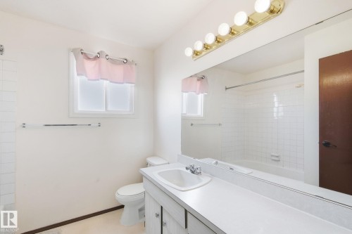 181 Lancaster Terrace, Edmonton, AB - Indoor Photo Showing Bathroom