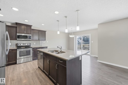 3528 Claxton Crescent, Edmonton, AB - Indoor Photo Showing Kitchen With Double Sink With Upgraded Kitchen