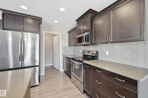 3528 Claxton Crescent, Edmonton, AB - Indoor Photo Showing Kitchen With Upgraded Kitchen