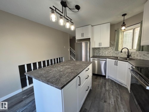 46 Matthew Road, Spruce Grove, AB - Indoor Photo Showing Kitchen With Stainless Steel Kitchen With Double Sink With Upgraded Kitchen
