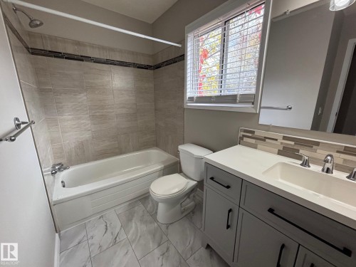 46 Matthew Road, Spruce Grove, AB - Indoor Photo Showing Bathroom