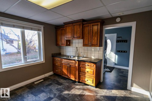 5016 48 Street, Myrnam, AB - Indoor Photo Showing Kitchen With Double Sink