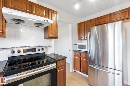 4632 126 Avenue, Edmonton, AB - Indoor Photo Showing Kitchen