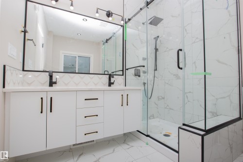 9127 143 Street, Edmonton, AB - Indoor Photo Showing Bathroom