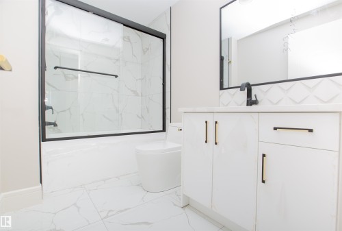 9127 143 Street, Edmonton, AB - Indoor Photo Showing Bathroom