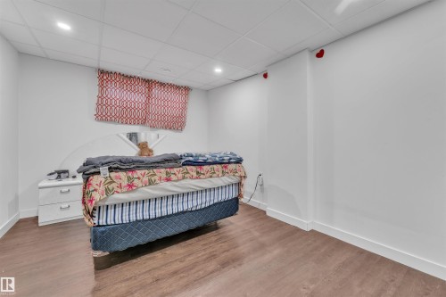 2004 32 Street, Edmonton, AB - Indoor Photo Showing Bedroom