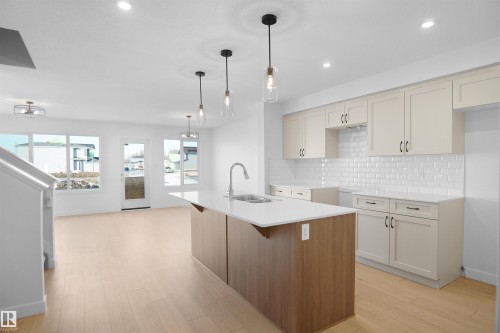 644 176 Avenue, Edmonton, AB - Indoor Photo Showing Kitchen With Upgraded Kitchen