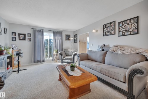 5312 36 Ave, Wetaskiwin, AB - Indoor Photo Showing Living Room