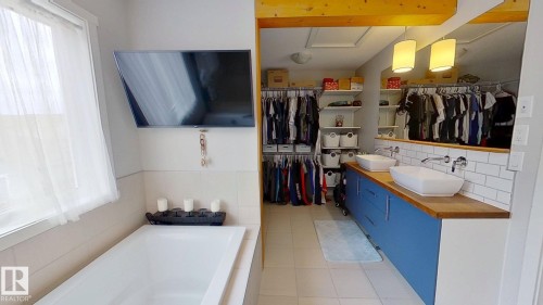 3456 Cutler Crescent Sw, Edmonton, AB - Indoor Photo Showing Bathroom