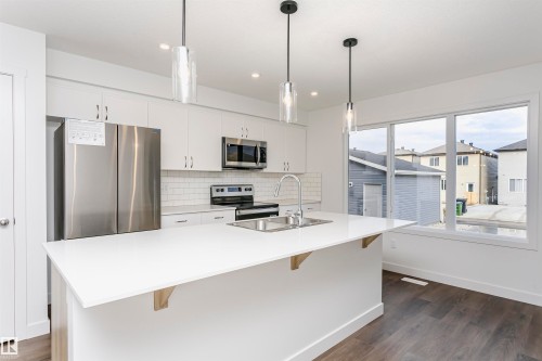 9530 Carson Bend, Edmonton, AB - Indoor Photo Showing Kitchen With Double Sink With Upgraded Kitchen