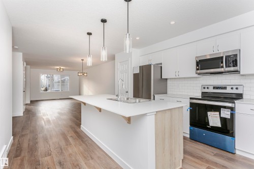 9530 Carson Bend, Edmonton, AB - Indoor Photo Showing Kitchen With Upgraded Kitchen