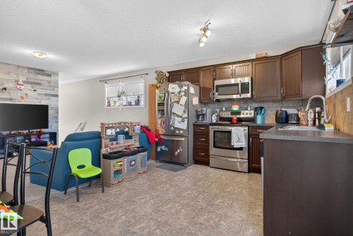 195, 142 Selkirk Place, Leduc, AB - Indoor Photo Showing Kitchen