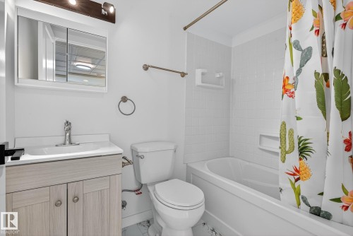 22015 85 Ave, Edmonton, AB - Indoor Photo Showing Bathroom