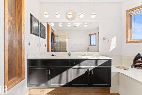 6018 156 Avenue, Edmonton, AB - Indoor Photo Showing Bathroom