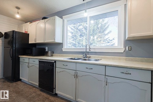 4 54222 Rge Road 25, Rural Lac Ste. Anne County, AB - Indoor Photo Showing Kitchen With Double Sink