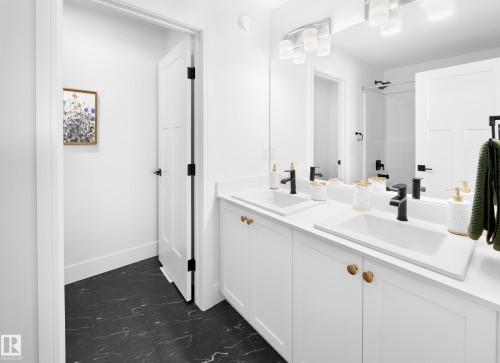 2427 Chokecherry Link, Edmonton, AB - Indoor Photo Showing Bathroom