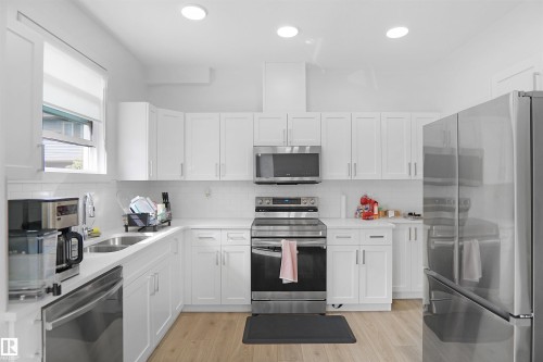 13, 603 Orchards Boulevard Sw, Edmonton, AB - Indoor Photo Showing Kitchen With Double Sink With Upgraded Kitchen