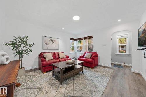 9809 83 Avenue, Edmonton, AB - Indoor Photo Showing Living Room