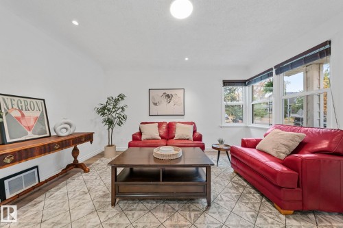 9809 83 Avenue, Edmonton, AB - Indoor Photo Showing Living Room