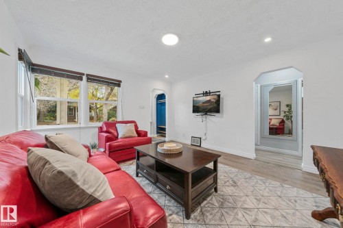 9809 83 Avenue, Edmonton, AB - Indoor Photo Showing Living Room