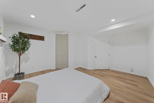 9809 83 Avenue, Edmonton, AB - Indoor Photo Showing Bedroom