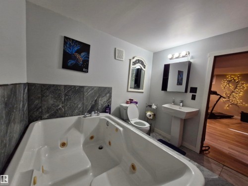 4818 32 Street, Rural Wetaskiwin County, AB - Indoor Photo Showing Bathroom