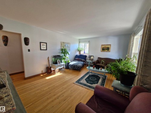 4818 32 Street, Rural Wetaskiwin County, AB - Indoor Photo Showing Living Room