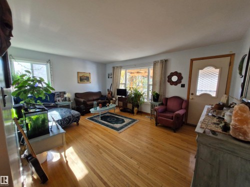 4818 32 Street, Rural Wetaskiwin County, AB - Indoor Photo Showing Living Room