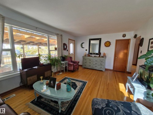 4818 32 Street, Rural Wetaskiwin County, AB - Indoor Photo Showing Living Room