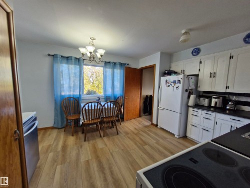 4818 32 Street, Rural Wetaskiwin County, AB - Indoor Photo Showing Kitchen
