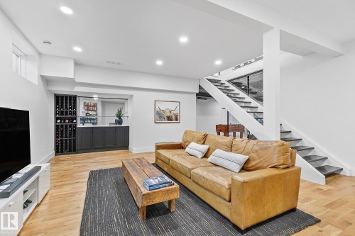 100 Wolf Willow Crescent, Edmonton, AB - Indoor Photo Showing Living Room