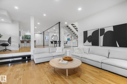 100 Wolf Willow Crescent, Edmonton, AB - Indoor Photo Showing Living Room