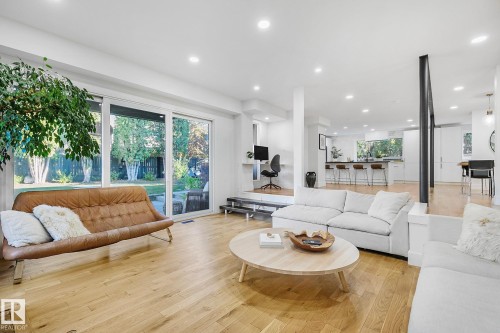 100 Wolf Willow Crescent, Edmonton, AB - Indoor Photo Showing Living Room
