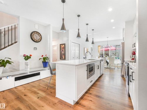 9311 226 Street, Edmonton, AB - Indoor Photo Showing Kitchen With Upgraded Kitchen