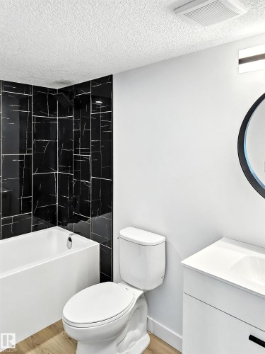 11523 82 Street, Edmonton, AB - Indoor Photo Showing Bathroom