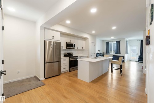2172 52 St, Edmonton, AB - Indoor Photo Showing Kitchen With Upgraded Kitchen
