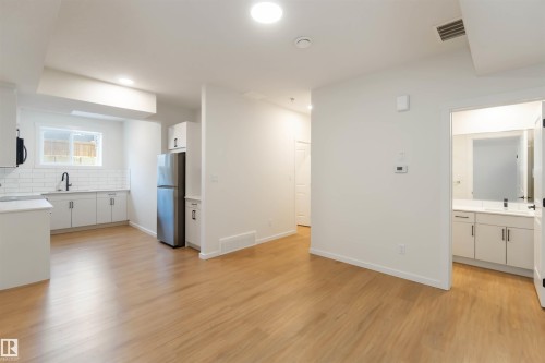2172 52 St, Edmonton, AB - Indoor Photo Showing Kitchen