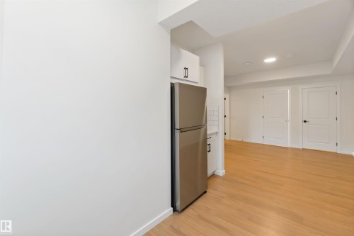 2172 52 St, Edmonton, AB - Indoor