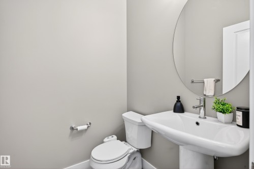 2126 24 Street, Edmonton, AB - Indoor Photo Showing Bathroom