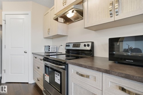 3217 11 Avenue, Edmonton, AB - Indoor Photo Showing Kitchen
