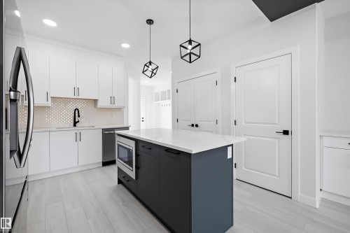 2107 Crossbill Lane, Edmonton, AB - Indoor Photo Showing Kitchen With Upgraded Kitchen